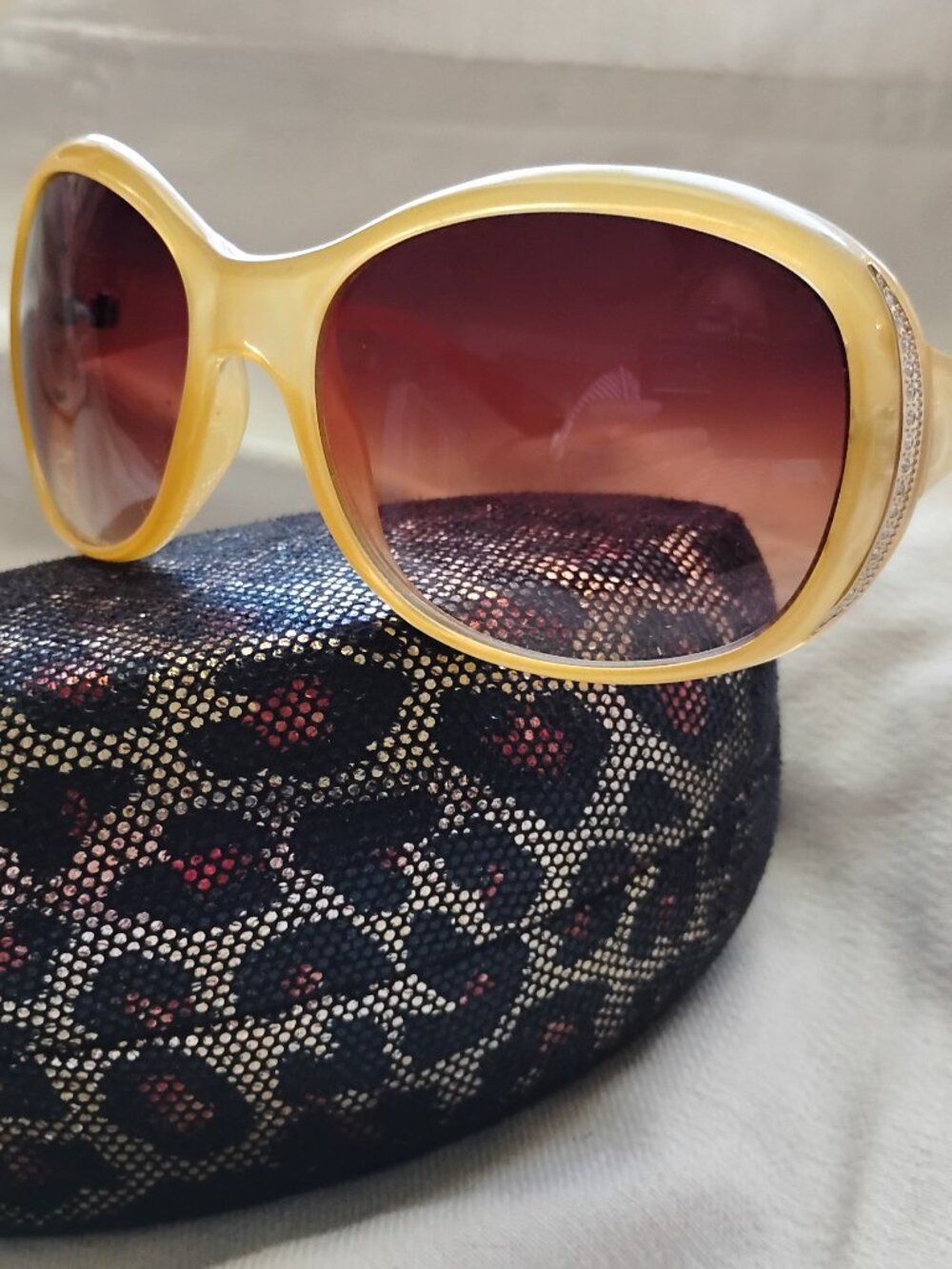 Beige Joan Rivers Sunglasses w. Case